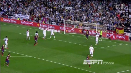 这雪有点大，欧冠赛前一名挪威记者在博德闪耀的球场边线处滑雪