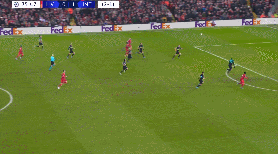 阿根廷队2026年世界杯球衣：经典蓝白条纹+黑色三道杠配饰